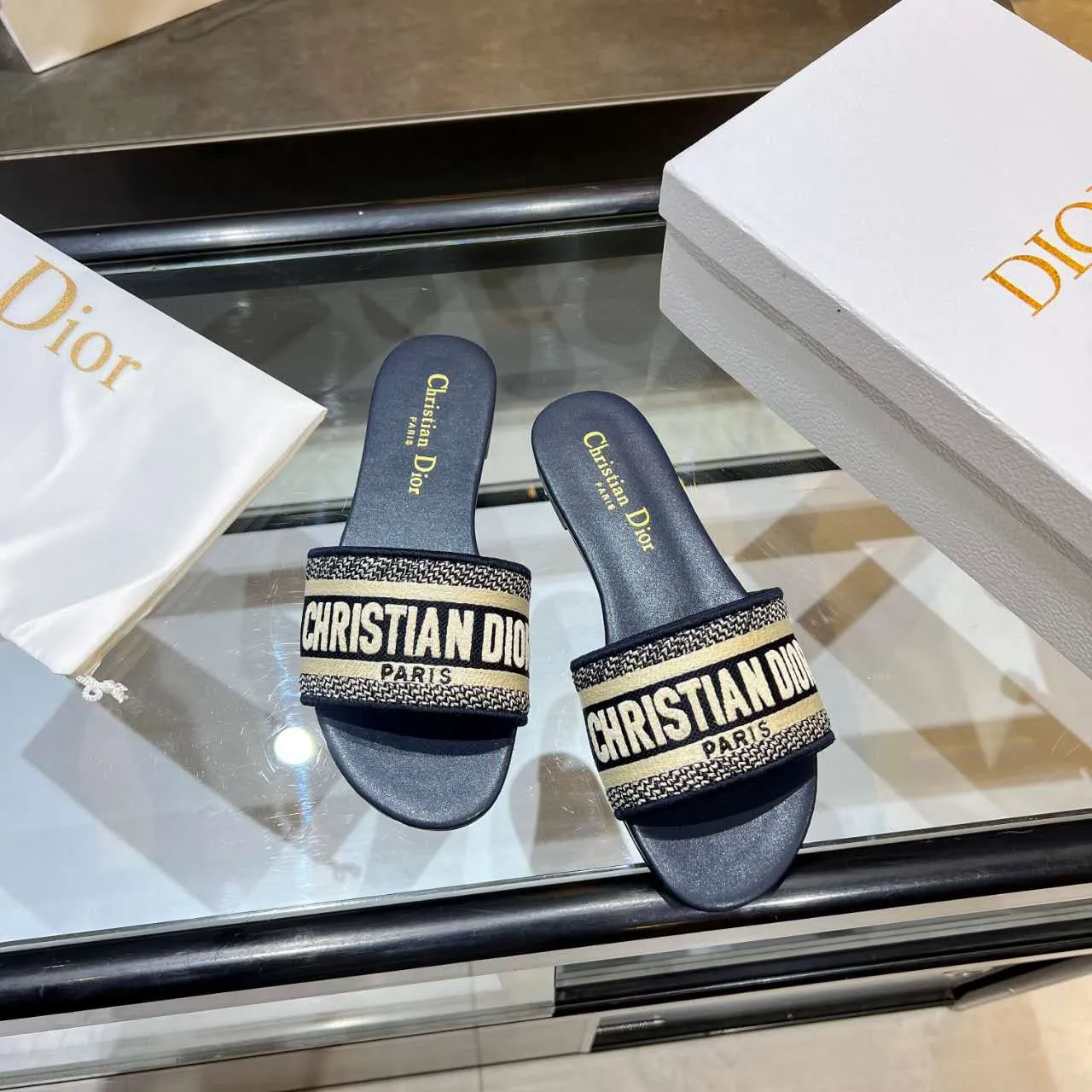 👟👟Ex-factory price👟👟Ex-factory price 360👟👟 (Dior) Dior counter new color women's flat slippers.💥 💥 💥 Fashionable and novel. Simple and elegant yet elegant. [Rose] [Rose] [Rose] The original version is developed at 1:1, and the material is the same as the original version. Color. Black. Red. Pink. Blue..., code number 35-40. (41 can be customized)